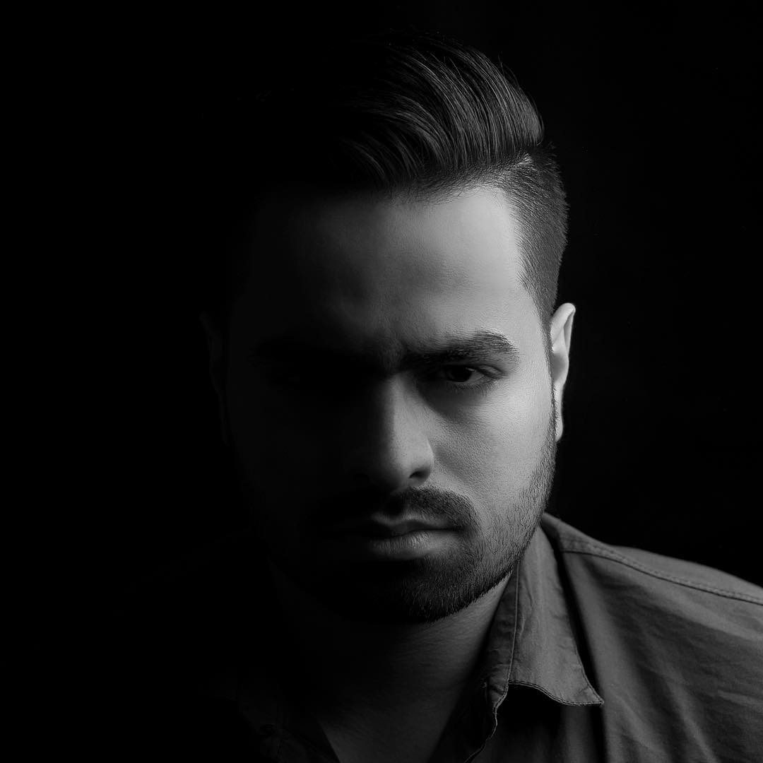 من رضا فروزان هستم : متخصص فناوری اطلاعات ، برنامه‌نویس ، طراح وب‌سایت و مشاور امنیت شبکه. بیش از چند سال است که در حوزه‌ی توسعه‌ی دیجیتال فعالیت می‌کنم و هدفم کمک به رشد و پیشرفت کسب‌وکارها در مسیر تحول دیجیتال است.  علاقه‌ی من به تکنولوژی از سال‌های نخستین تحصیلم آغاز شد و به مرور، به یک مسیر حرفه‌ای تبدیل شد.  در این مسیر، با پروژه‌های متنوعی در زمینه‌های طراحی وب‌سایت، تولید نرم‌افزار، امنیت داده‌ها و پیاده‌سازی شبکه‌های سازمانی همکاری داشته‌ام و همواره تلاش کرده‌ام تا هر پروژه را با بالاترین کیفیت، خلاقیت و دقت اجرا کنم